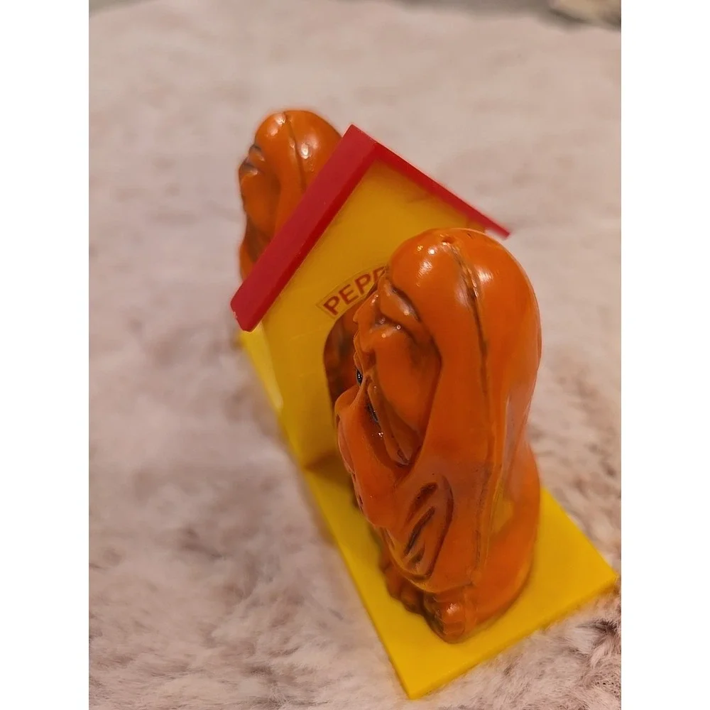 Vintage Hound dog salt and pepper shakers set orange yellow‎